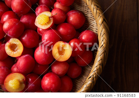 Plums served in a colander Plums served in a colander 91168583