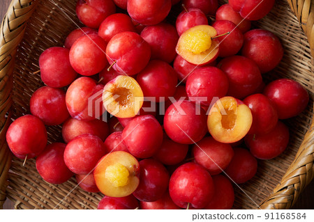 Plums served in a colander 91168584