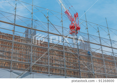 藍天、起重機和模板施工 91168600