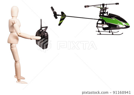一個木製人體模型正在操作一架無線電遙控直升機。 91168941