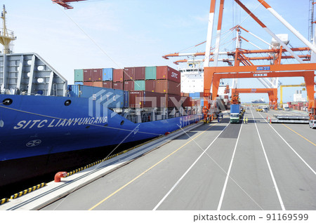 Cargo handling scenery of a cargo ship at a container terminal in Osaka Prefecture 91169599