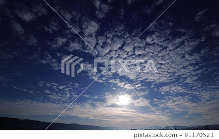 Early summer morning sky with various upper clouds, ultra-wide-angle, 220530am 91170521