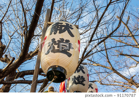 White lanterns lined up on the approach to the shrine White lanterns lined up on the approach to the shrine 91170787