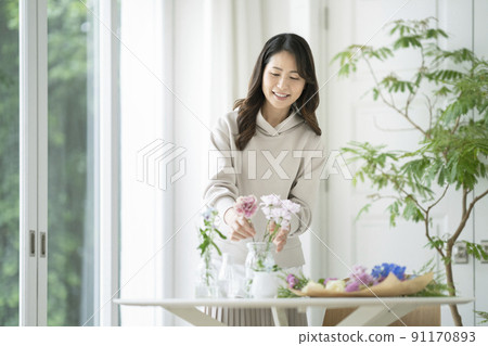 Middle woman decorating flowers Middle woman decorating flowers 91170893