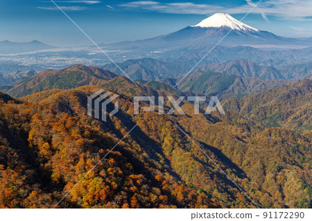 From Tanzawa / Tonodake to Nabewariyama and Mt. Fuji in autumn colors 91172290