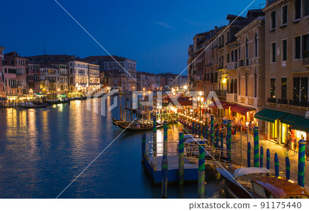 從里亞托橋（意大利-威尼斯）的大運河夜景 91175440