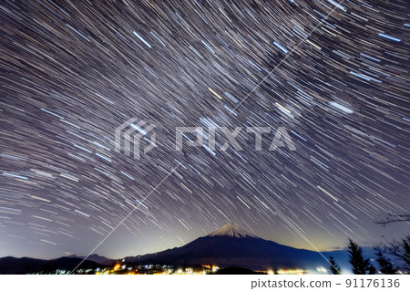 Mt. Fuji and the winter starry sky seen from Lake Yamanaka and Mt. Ishiwari 91176136