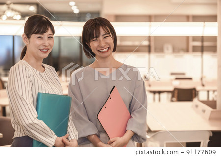 女性休閒商務形象 女性休閒商務形象 91177609