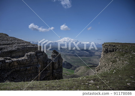 Mount Elbrus. View from the Bermamyt plateau in Russia in spring 91178086