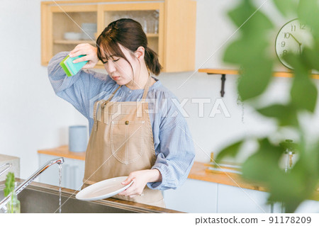 Japanese woman washing (fatigue) 91178209