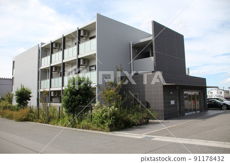A beautiful, stylish, modern, sophisticated, cube-shaped condominium with a three-story fashionable and calm atmosphere. 91178432