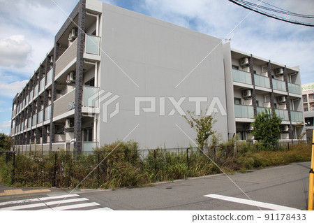 A beautiful, stylish, modern, sophisticated, cube-shaped condominium with a three-story fashionable and calm atmosphere. 91178433