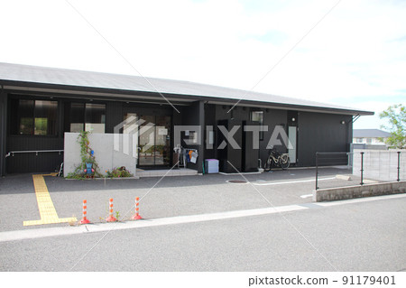 一個現代、時尚、時尚、酷炫的集體住宅,擁有美麗的黑色條紋牆壁和混凝土。 一個現代、時尚、時尚、酷炫的集體住宅,擁有美麗的黑色條紋牆壁和混凝土。 91179401