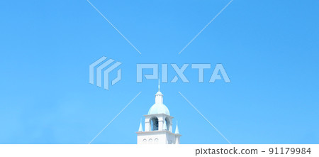 Blue sky and Western-style building 91179984