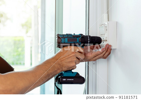 Install the power sockets and switches in the outlet box on the wall. Install the power sockets and switches in the outlet box on the wall. 91181571