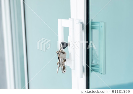 Key ring plugged into the glass door. 91181599