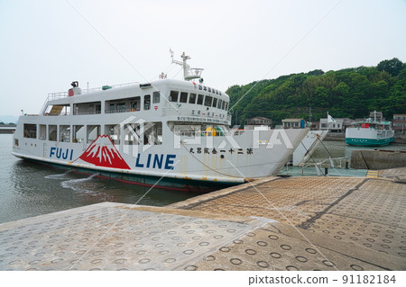 Kasaoka City, Okayama Prefecture, Kinburomaru Ferry 3, which connects the mainland, Shiraishi Island, and Kitagi Island, which are moored at Fushikoshi Port. 91182184