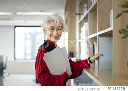 Senior business woman 91182659