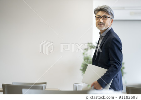 Senior businessman Senior businessman 91182698