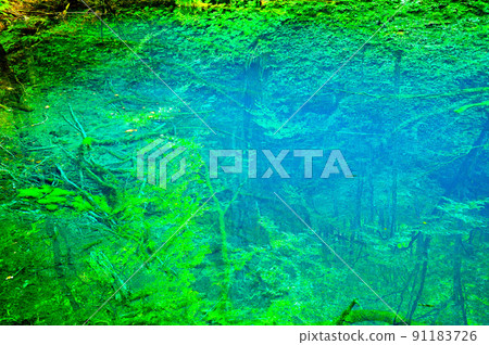 一個神秘的藍色池塘,閃耀著明亮的鈷藍色 一個神秘的藍色池塘,閃耀著明亮的鈷藍色 91183726