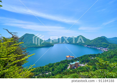 從群馬縣榛名湖西側的鈴岩眺望（富士榛名、榛名湖、天目山等） 91184188