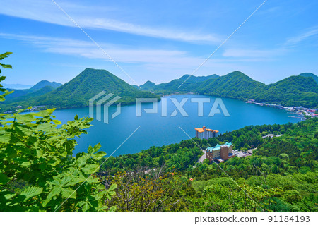 從群馬縣榛名湖西側的鈴岩眺望（富士榛名、榛名湖、天目山等） 91184193