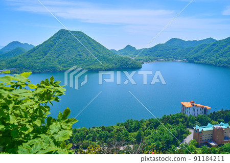 從群馬縣榛名湖西側的鈴岩眺望（富士榛名、榛名湖、天目山等） 91184211