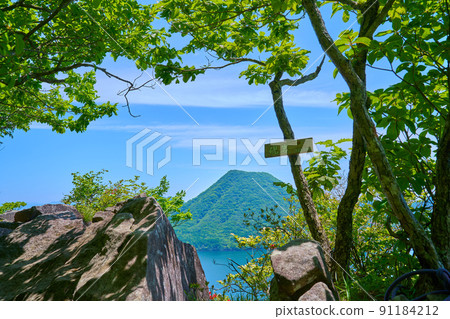 從群馬縣榛名湖西側的鈴岩眺望（榛名富士等） 91184212