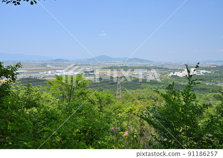 滋賀縣近江省“Kozutsumi Castle Yamashiro”的石牆和景觀 91186257