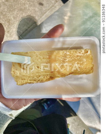 A photo of eating omelet 91186348