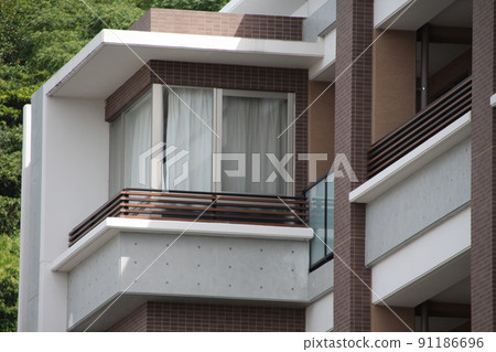 公寓的角落窗扇部分,帶有漂亮的白色和棕色裸露混凝土 公寓的角落窗扇部分,帶有漂亮的白色和棕色裸露混凝土 91186696
