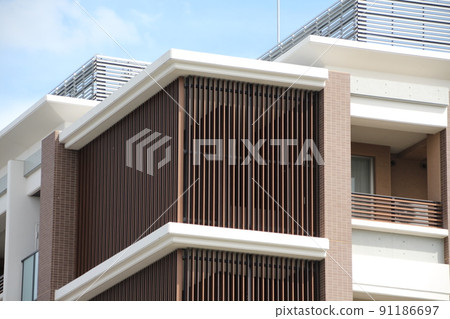 公寓的樓梯頂部有美麗的百葉窗，在平靜的氣氛中使用在藍天中閃耀的兩種顏色 91186697