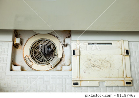 單位浴缸上的髒排水管和蓋子 單位浴缸上的髒排水管和蓋子 91187462