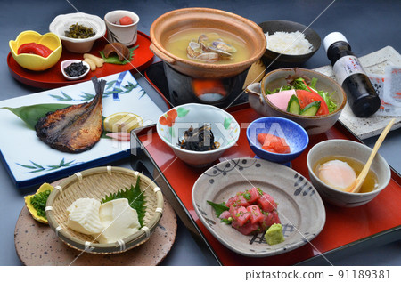 在港口附近的旅館享用早餐 在港口附近的旅館享用早餐 91189381