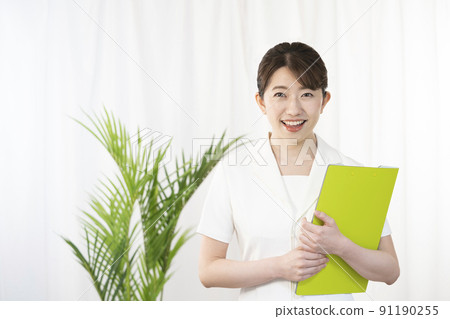 拿著文件微笑的美容師 91190255