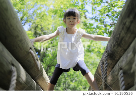 Elementary school girl playing athletic (7 years old) 91190536