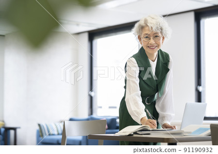 Senior business woman Senior business woman 91190932