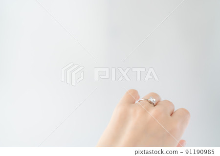 Female hand with a ring 91190985