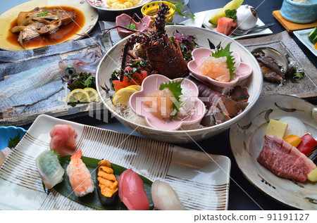 Japanese cuisine with plenty of seafood such as live squid and spiny lobster 91191127