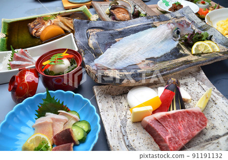 Japanese cuisine with plenty of seafood, live squid Japanese cuisine with plenty of seafood, live squid 91191132