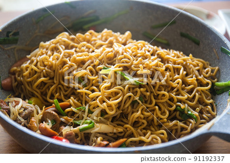 煎鍋手工自製炒麵 煎鍋手工自製炒麵 91192337