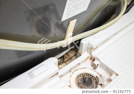 Dirt in the apron of the bathtub 91192775