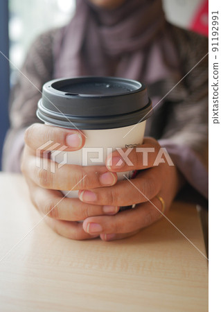 women holding a take away paper coffee cup women holding a take away paper coffee cup 91192991