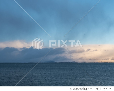 The arrival of snow on Lake Biwa in winter 91195526