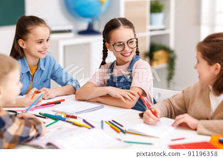 Diligent girl speaking with classmates 91196358
