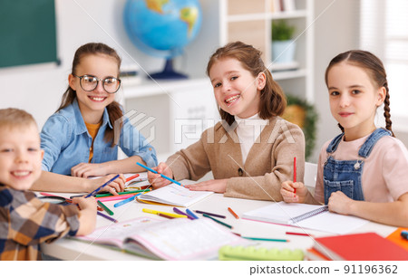Diligent girl speaking with classmates 91196362
