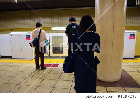 People waiting for the train Tokyo People waiting for the train Tokyo 91197283