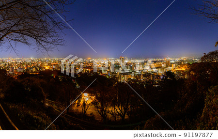 城市夜景（熊本站周邊）“從花岡山展望台看熊本市的全景夜景” 91197877
