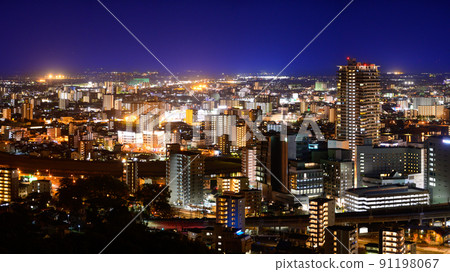 城市夜景（熊本站周邊）“從花岡山展望台看熊本市的全景夜景” 91198067