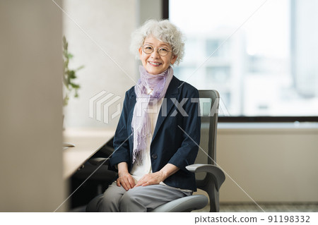 Gray hair career woman Gray hair career woman 91198332